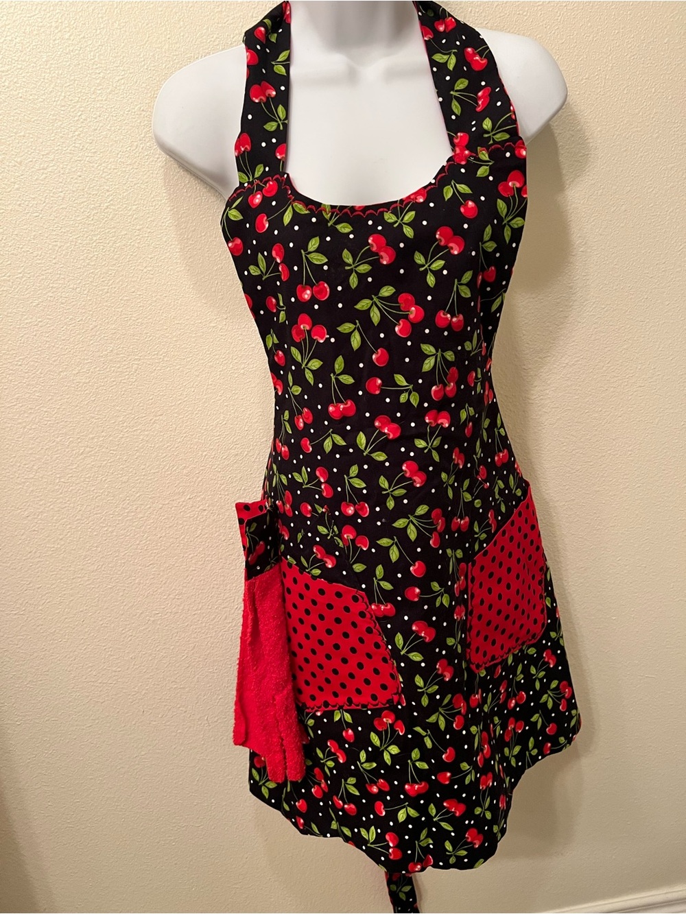 Apron with Red Polka-Dot/Pockets/towel